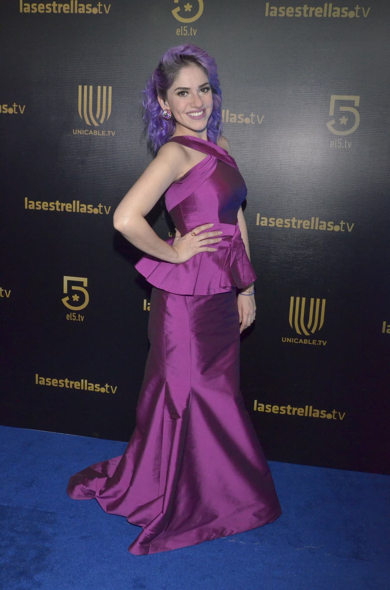 Combina tu melena de colores fantasía con el tono de tu vestido