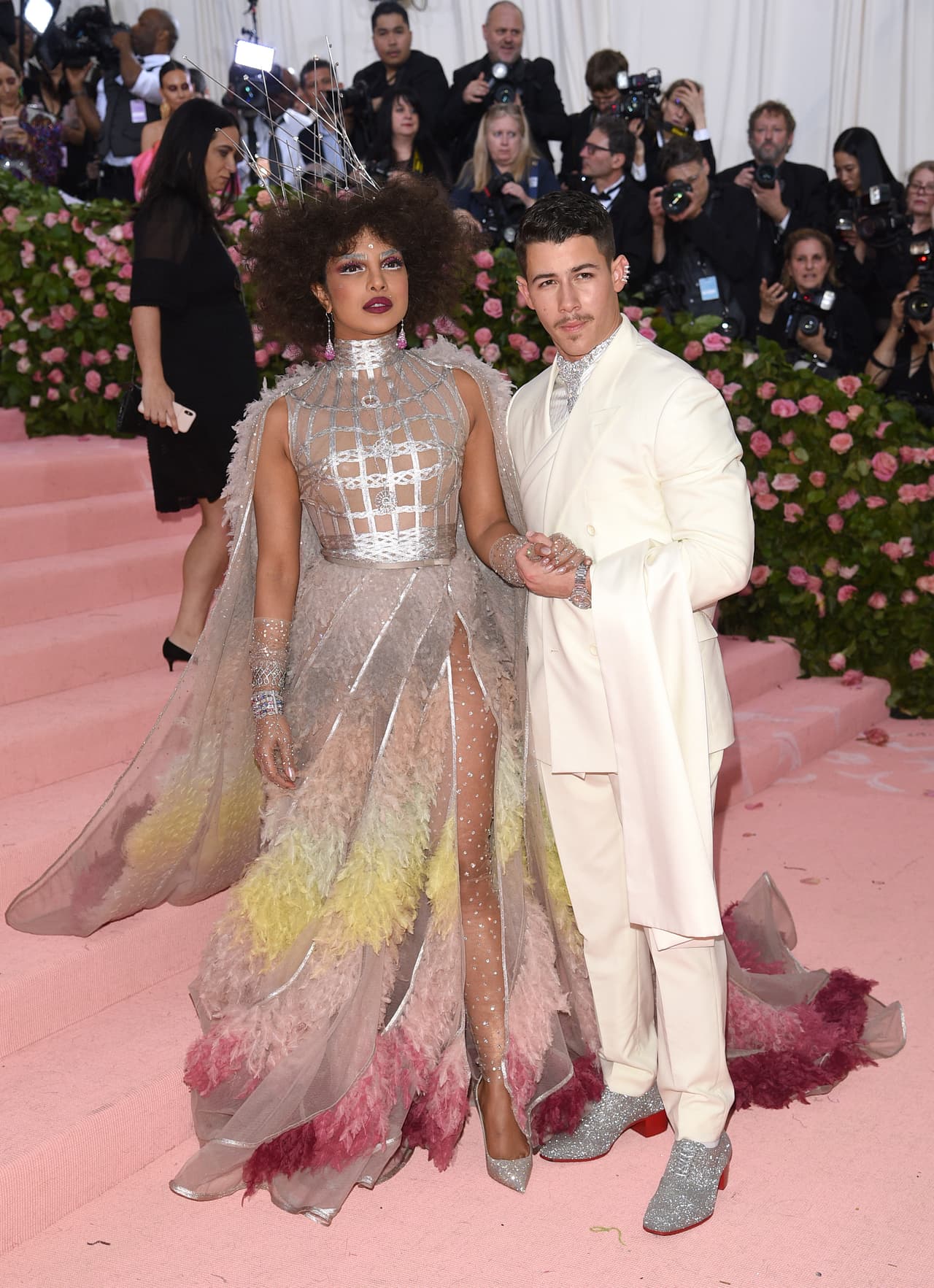 Priyanka Chopra y Nick Jonas asistieron al evento luciendo outfits coordinados con detalles plateados.