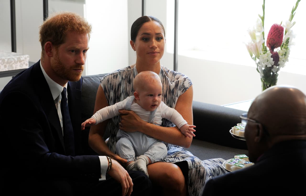 El 6 de mayo, Meghan Markle y el Príncipe Harry se convirtieron en papás del pequeño Archie. Mediante un comunicado en Instagram, los Duques de Sussex informaron que el pequeño llegó en punto de las 5:26 de la mañana y que pesó tres kilos 300 gramos.