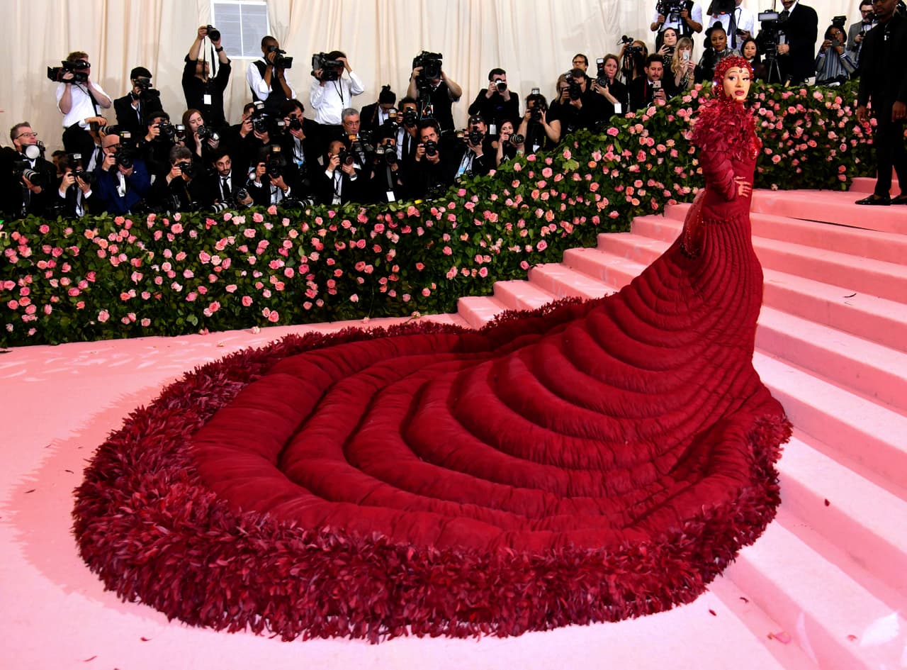 Cardi B usó una creación de Thom Browne que, según Vogue, tomó alrededor de 2 mil horas en confeccionarse.