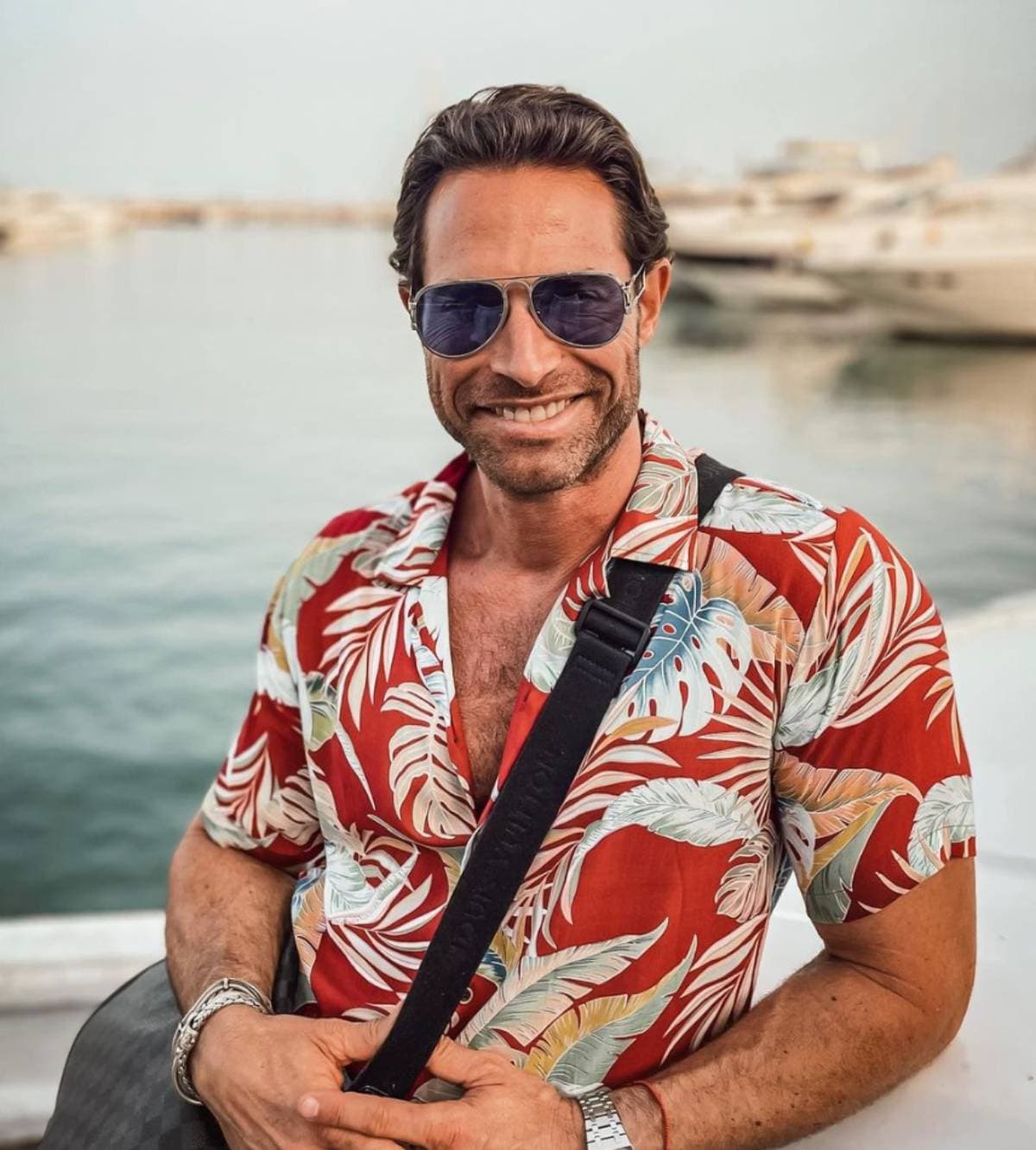 Sebastián Rulli se despoja de su ropa para celebrar sus 47 años
