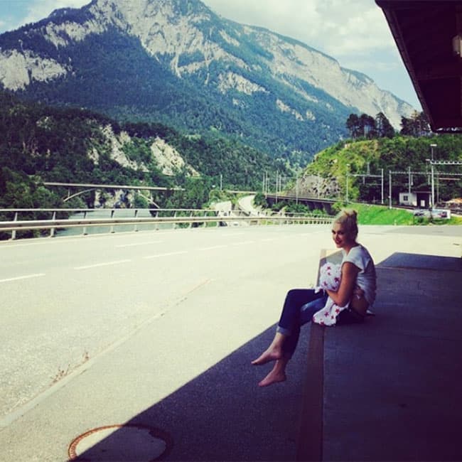En 2014, la cantante Gwen Stefani capturó una tierna postal de ella junto a su hijo, mientras tuvo que detener un viaje para amamantar.