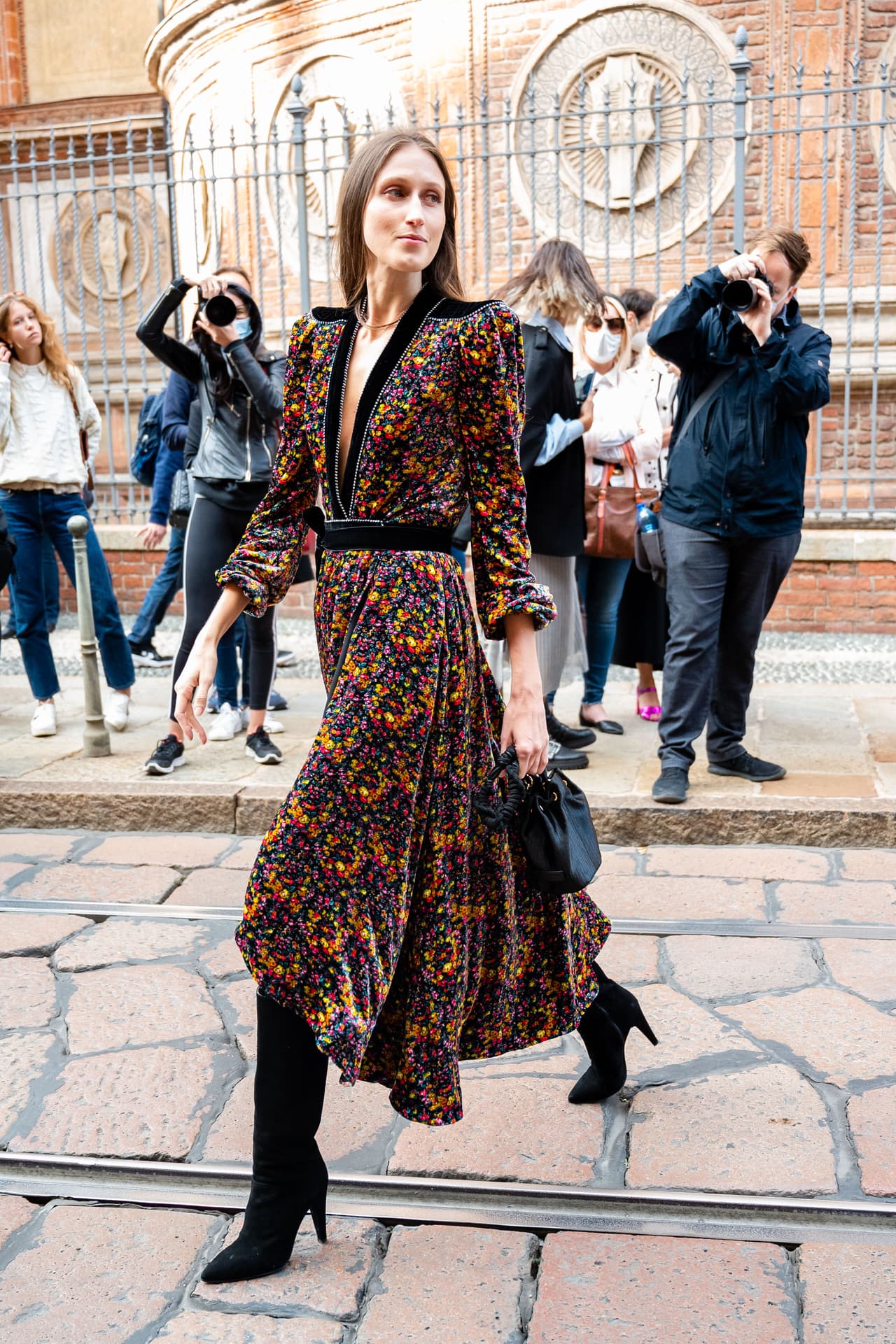 <b>Estampado floral </b>
<br>
<br>Las tendencias de la década de los 70 cada vez regresan con mayor énfasis al estilo bohemio y rockero de increíbles 
<i>it girls</i> del momento como Stevie Nicks. Con esta sola idea de las telas de terciopelo, el encaje y los finos acabados 
<i>boho</i>, se esperan los estampados florarles pero con mucha mayor discreción, es decir en diminutas dimensiones.