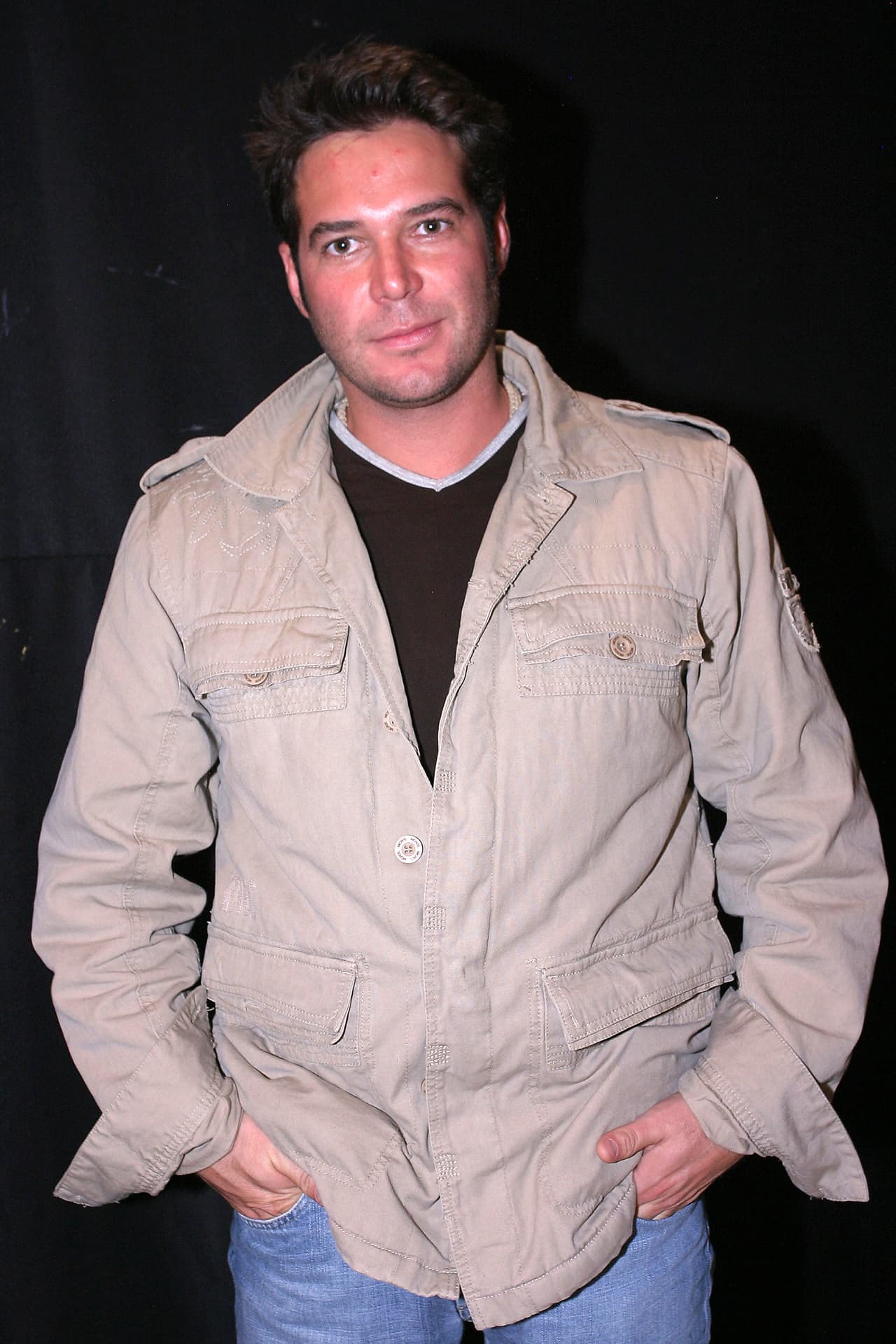 A los 45 años de edad, Rodrigo Mejía perdió la vida de manera repentina el 11 de febrero del presente año. 
<br>
<br>Su esposa, la conductora Gaby Crassus, destacó que el actor siempre tuvo todas las precauciones para no contagiarse, sin embargo, dio positivo y las secuelas de la enfermedad lo llevaron a la muerte.