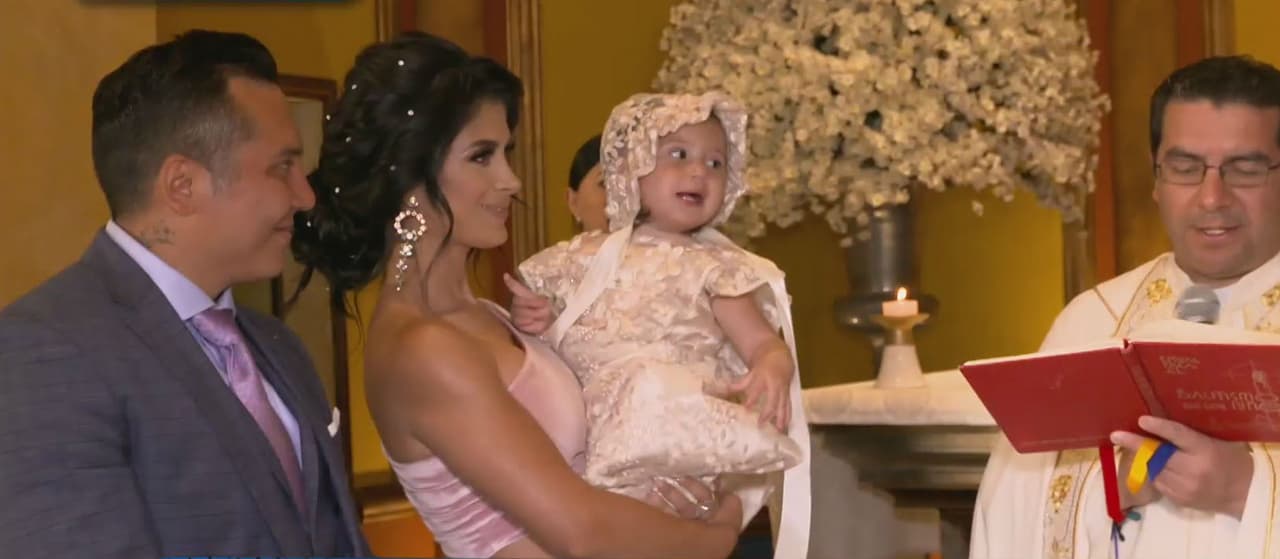 La lujosa fiesta se llevó a cabo en Monterrey, Nuevo León, y fue organizada en su totalidad por la esposa del vocalista de ‘La Trakalosa de Monterrey’, quien supervisó desde la decoración en la Iglesia hasta cada uno de los detalles del salón.