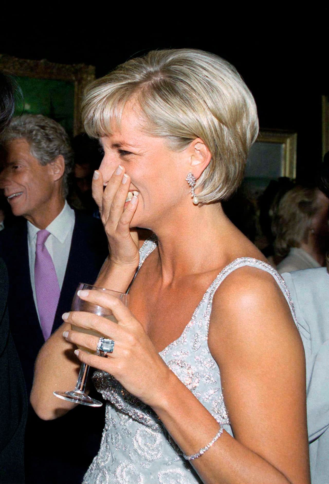 De acuerdo a reportes de Daily Mail, se sabe que el anillo turquesa que usó Diana durante sus últimos años de vida fue un regalo de Lúcia Flecha de Lima, esposa de un importante diplomático brasileño y gran amiga de la Princesa de Gales. Lúcia regaló dicha joya a Lady Di como en símbolo de reemplazo a aquel famoso anillo de compromiso de zafiro que el Príncipe Carlos había entregado a la madre Harry y William en los 80.