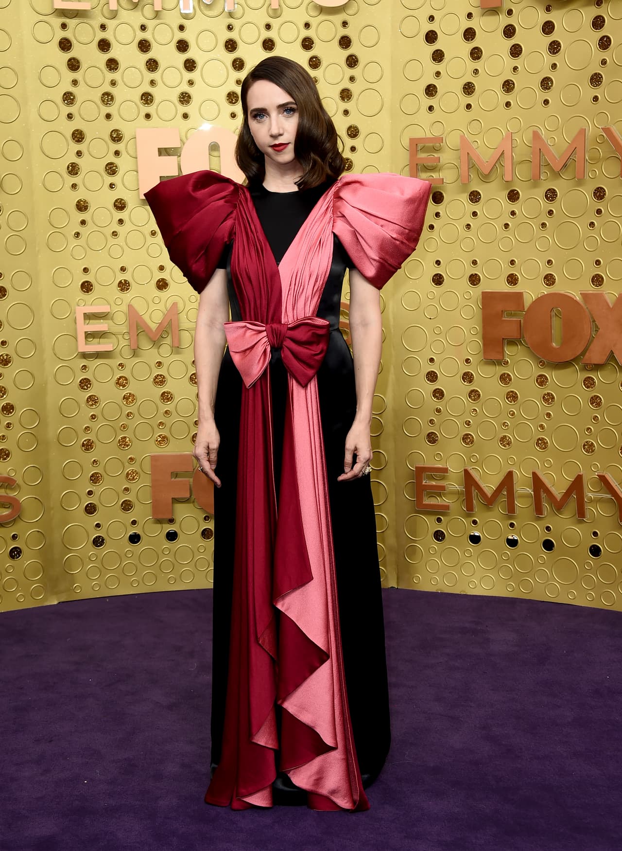 La quinta celebridad en unirse a este look rosa con rojo fue Zoe Kazan, quien llevó este estilo con tonalidades menos brillantes, con un diseño sobre un fondo color negro.