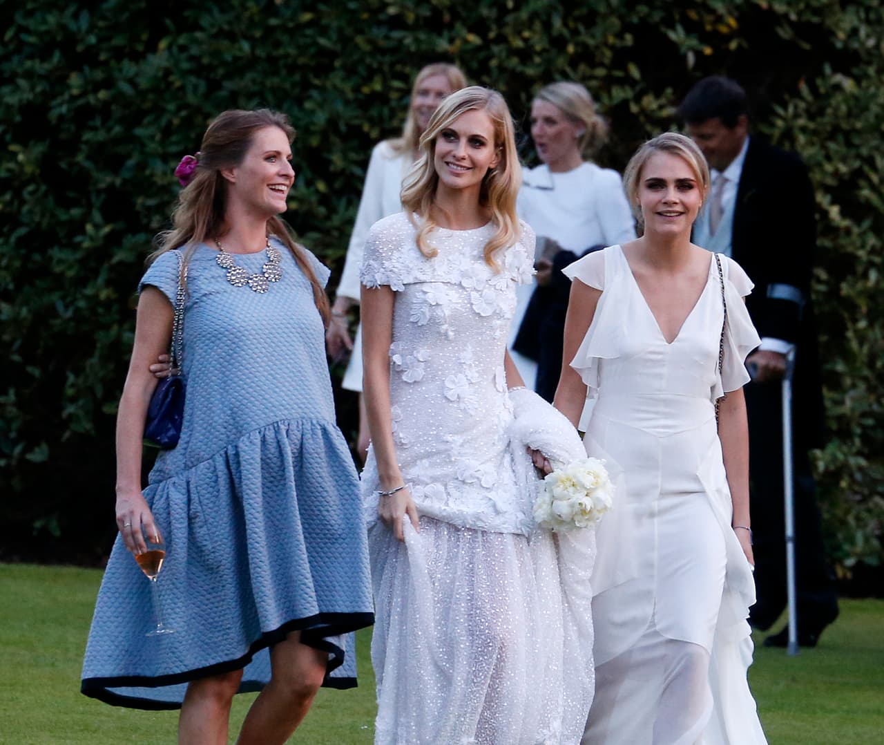 Al igual que Beyoncé, Cara Delevingne lució un lujoso vestido en color blanco para la ceremonia de casamiento de su hermana mayor, Poppy Delevingne, en el 2013.
