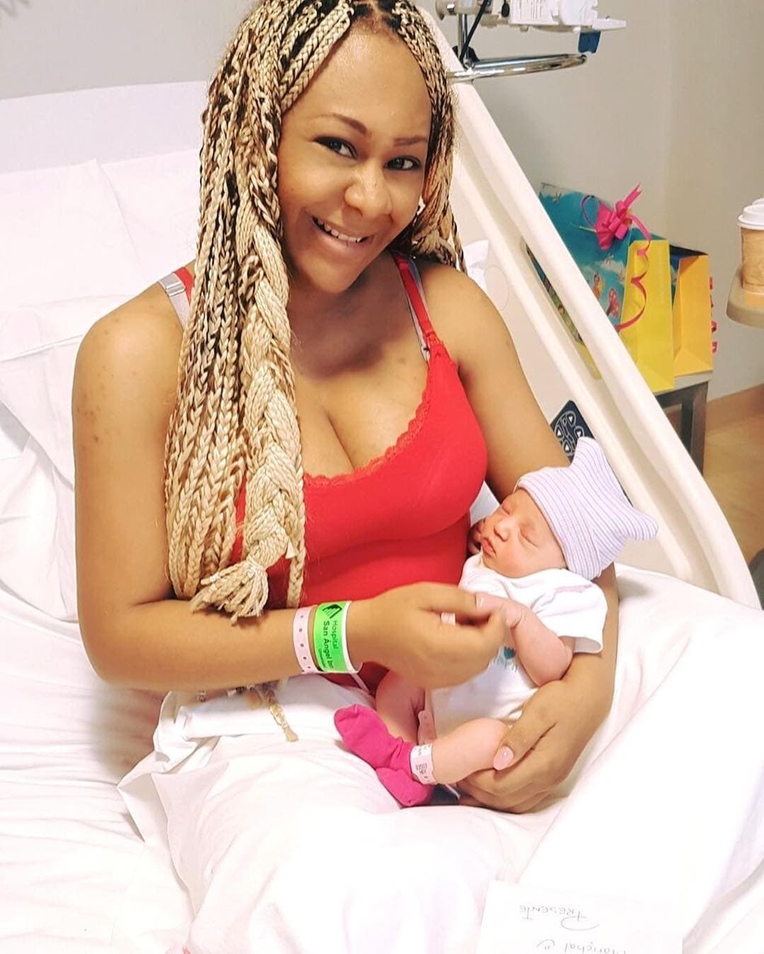 M’balia Marichal es madre de cuatro niños, Jona, Nahima, Kisha y Kayla, fruto de su relación con su expareja, Julián Ledón. Para el parto de la integrante más pequeña de su familia, la cantante decidió transmitirlo en vivo a través de su cuenta de Facebook.
