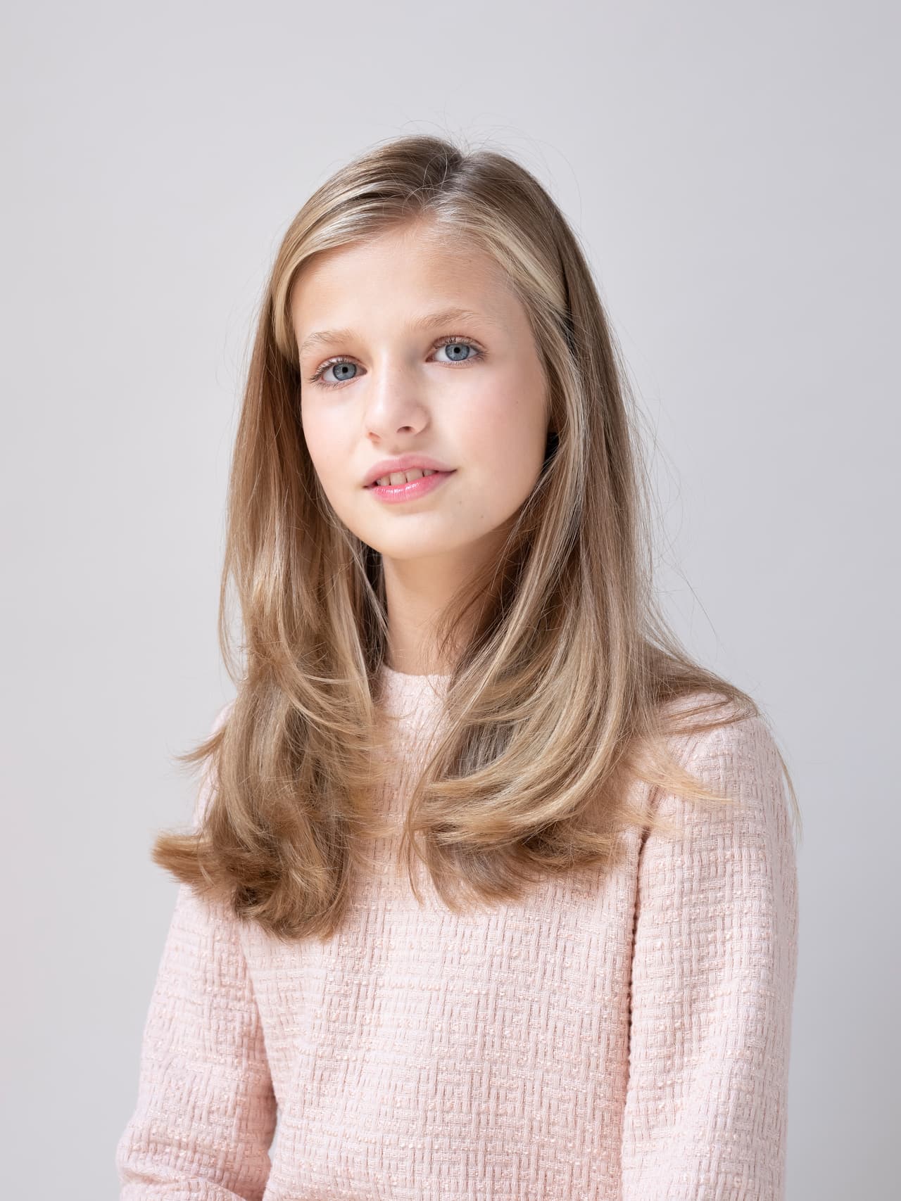 Cada día más cerca de la corona, Leonor de Borbón, con apenas 15 años, es una de las principales protagonistas de la realeza española. La quinceañera es reconocida como la primera mujer en el siglo XXI que tomará el trono de forma natural, por lo que desde su nacimiento, en el 2005, los reflectores siguen camino a ser reina.