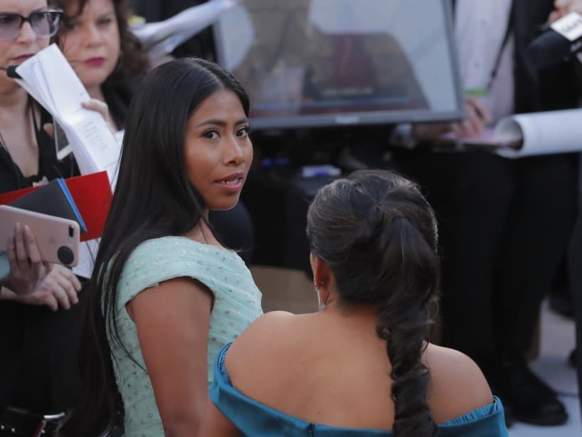 Hace unas semanas, Yalitza dijo que su invitada a los premios Oscar sería su mamá, quien fue gran inspiración para la actriz al momento de interpretar su rol en la cinta Roma. Las dos mujeres indígenas en la alfombra roja hicieron historia una vez que esta es una población pocas veces narrada y representada en el cine de Hollywood.