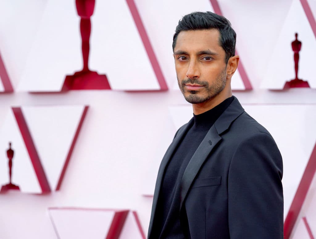 Riz Ahmed está nominado por 
<i>Sound of metal,</i> donde interpreta a un músico que se queda sin audición e ingresa en un centro de desintoxicación. Su look destacó por cambiar la clásica camisa blanca por una camiseta negra de cuello redondo.