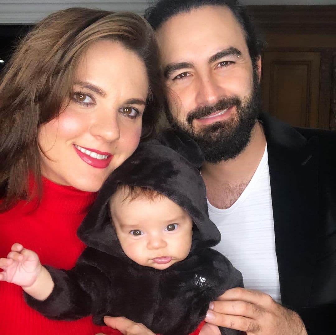 Para Zoraida y la familia Gómez ha sido un año particularmente difícil, pues se han visto afectados por los errores de Eleazar, quien desde hace unos meses está en el Reclusorio Norte de la CDMX esperando una resolución sobre el caso de violencia que protagonizó al golpear a su exnovia Stephanie Valenzuela. 
<br>Pero Zoraida se ha querido dar un respiro y disfrutar de la dicha de tener a su pequeño Maxmiliano, quien nació apenas en septiembre.
<br>"¡Feliz Navidad! Enfócate en lo que sí tienes", escribió la actriz en la postal donde se le ve al lado de su esposo Jorge Torres y su bebé.