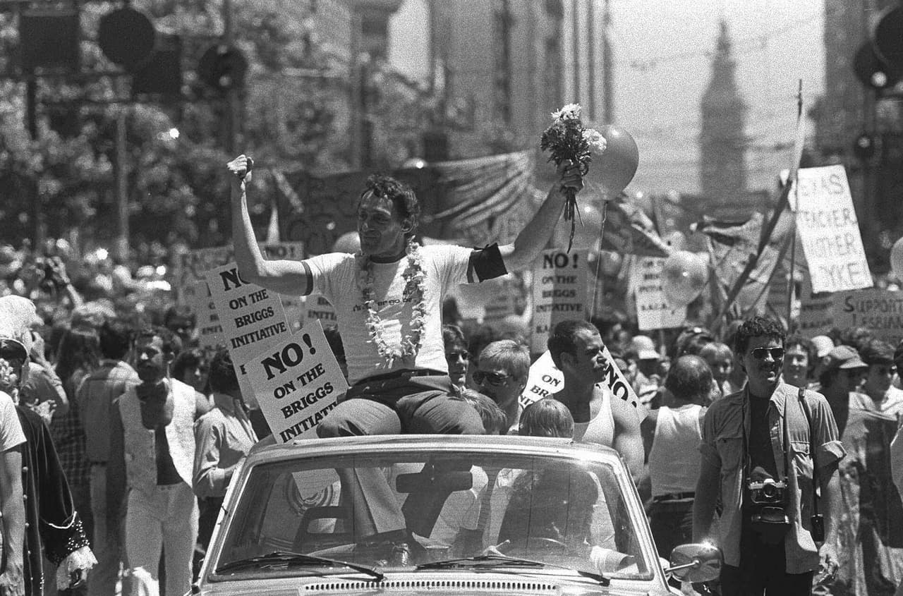 Harvey Milk fue el primer hombre abiertamente homosexual en ser elegido para un cargo público en los Estados Unidos, como miembro de la Junta de Supervisores de San Francisco en 1977.
