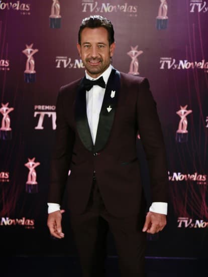 Por otra parte, Gabriel Soto usó un smoking en tonos guindas con negro, sobre su camisa blanca lució un moño combinado con su traje.