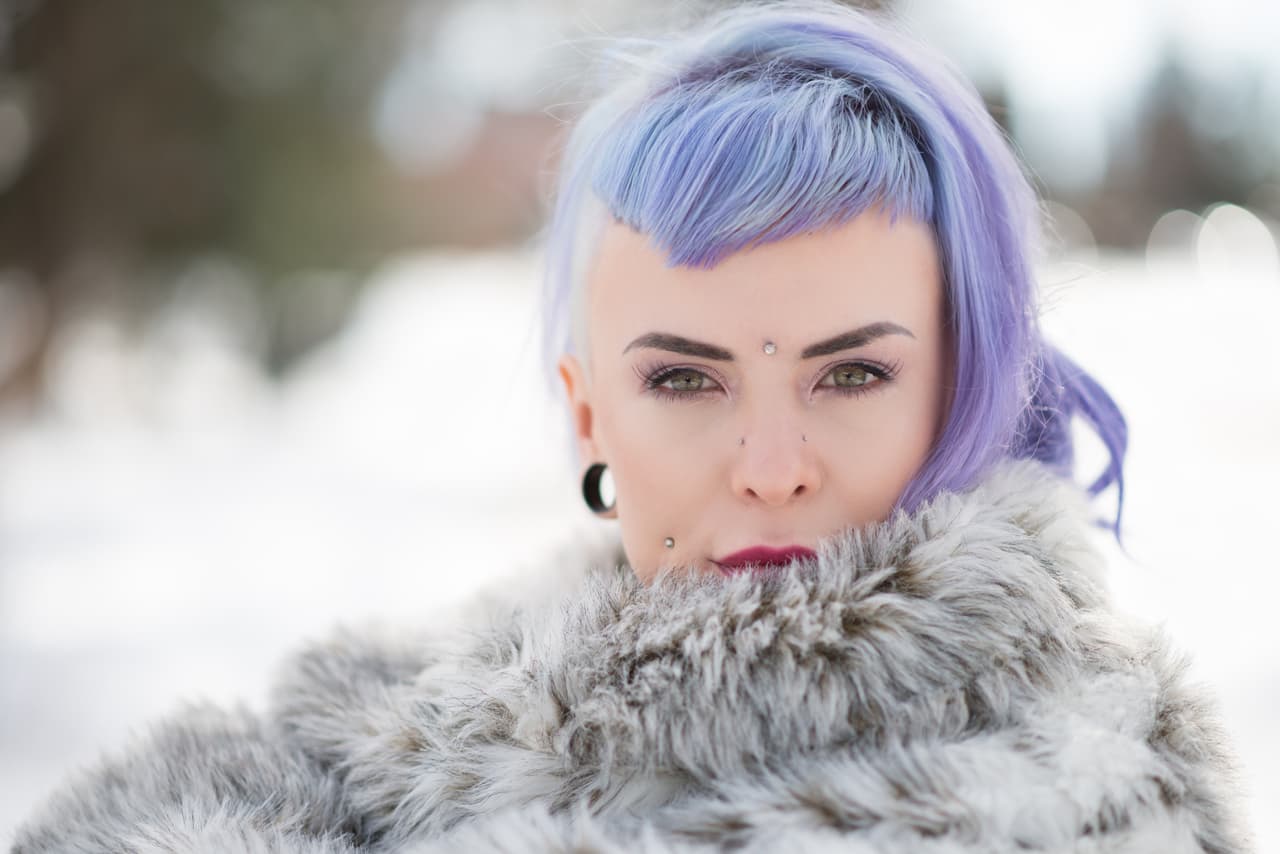 El color claro y ahumado en el cabello seguirá presente, en especial en tonos morados, pues aunque no lo creas, la búsqueda aumento 1,077%