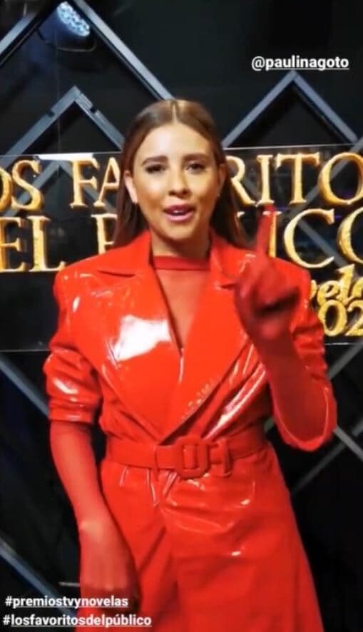 Paulina Goto, quien presentó el tema de ‘Vender el Miedo’ en acústico, sorprendió a sus seguidores al aparecer con un tipo vestido gabardina en color rojo. 
<br>