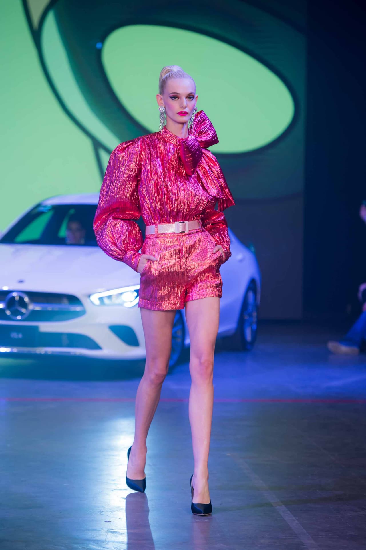 La inspiración ochentera se hizo presente con creaciones en silueta oversized y moños enormes.