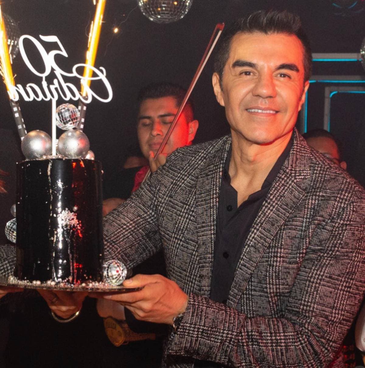 Adrián Uribe hace gran fiesta al estilo disco para celebrar sus 50 años
