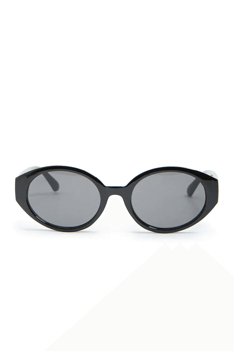 Otra opción para ti puede ser intentar armazones con formas ovaladas, e incluso puedes unirte a la tendencia de los Tiny Glasses (o lentes súper delgados), ya que este estilo queda perfecto a tu tipo de rostro.