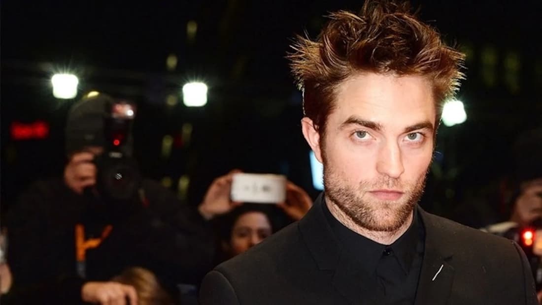 Robert Pattinson fue elegido para interpretar a Bruce Wayne en la película The Batman de Matt Reeves. Su previa aparición en la saga de Crepúsculo motivó importantes críticas a su selección, aunque al parecer ya lo podemos ver como el personaje.
