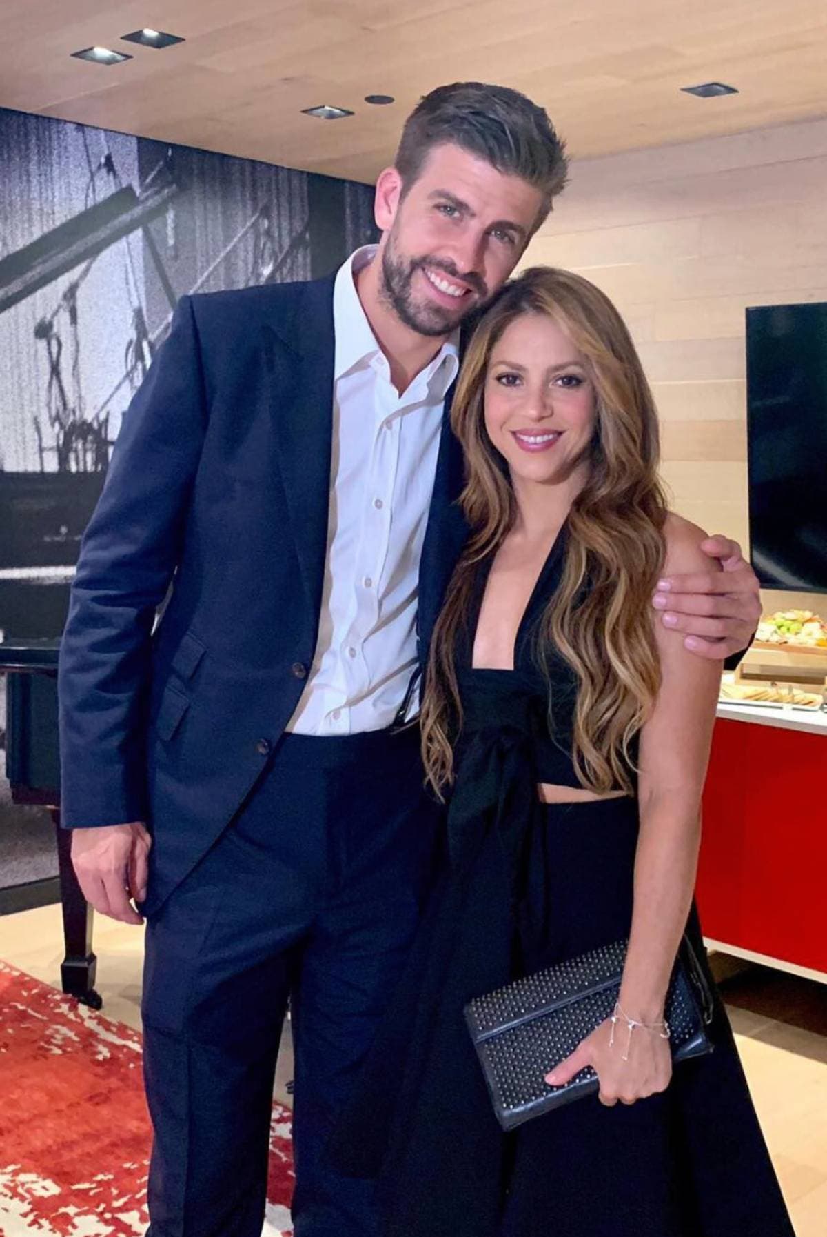 Gerard Piqué fue visto con la joven con la que según engañó a Shakira