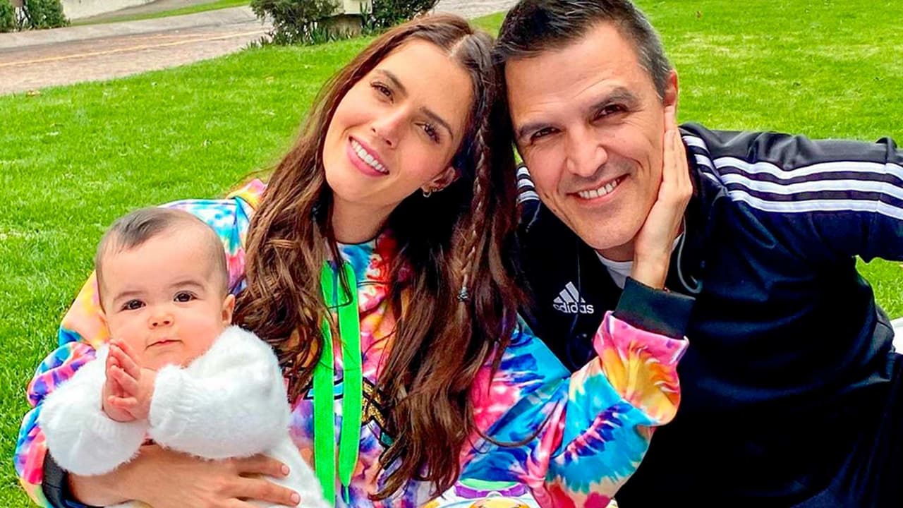 Mientras Billy Rovzar hace ejercicio, Claudia Álvarez y Kira solo lo ven y le echan porras