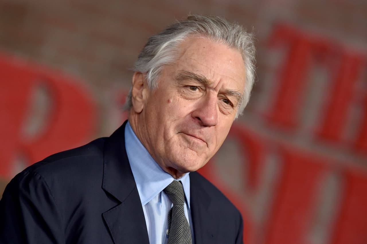 Quien también ha sido abierto sobre la orientación sexual de su padre, es el actor ganador del Oscar, Robert De Niro. El papá de la estrella de Hollywood se separó de su esposa en 1946, luchando contra la depresión de vivir dentro del clóset en una época en la que la sociedad castigaba y reprimía a la comunidad LGBTQ+.