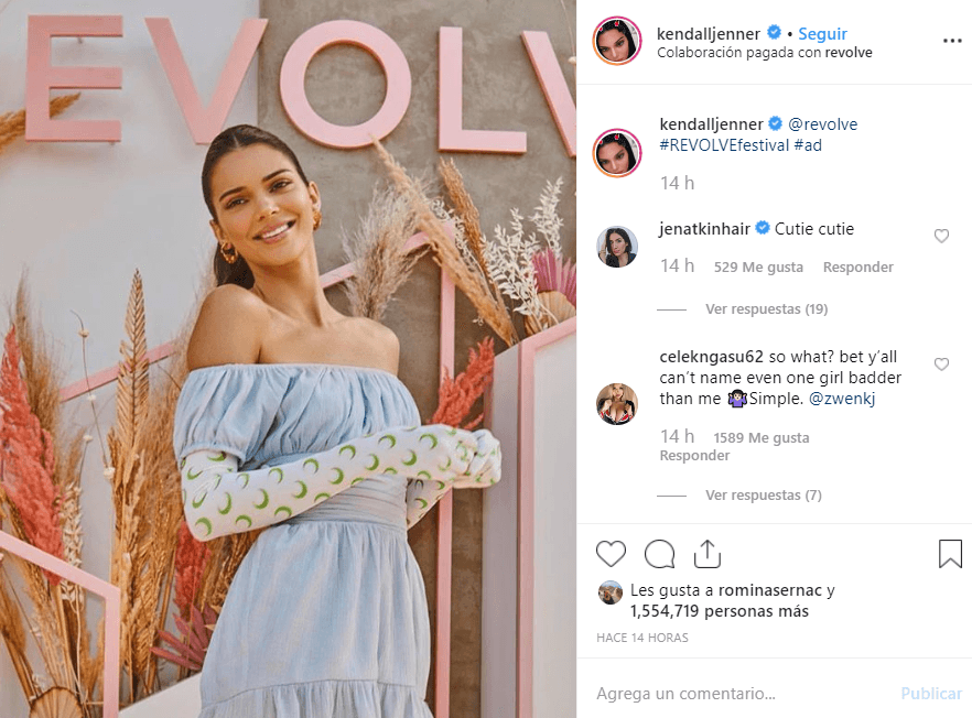 Kendall Jenner usó un vestido veraniego que contrastó con unos guantes hasta el codo.
