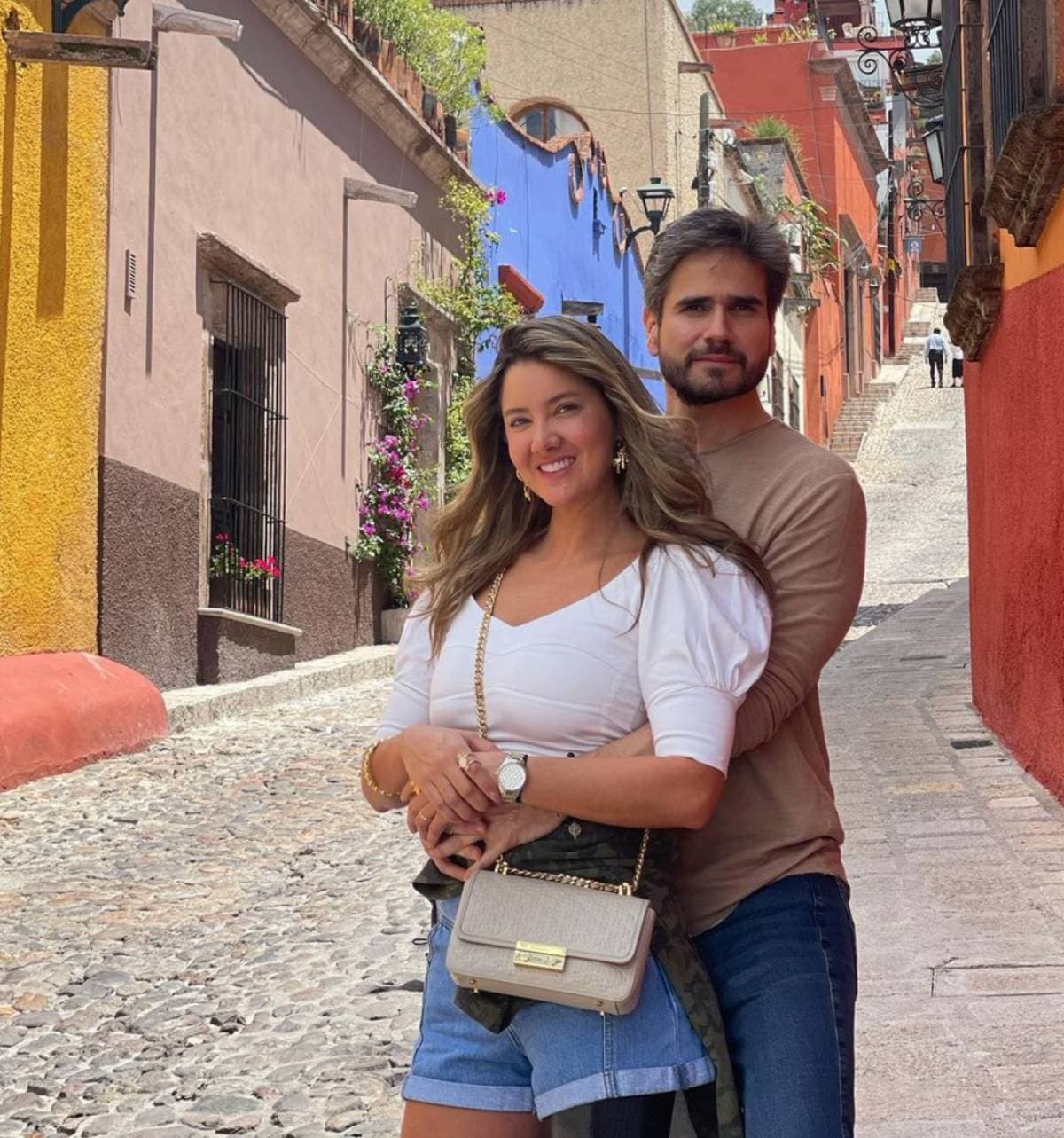 Daniella Álvarez presume anillo y fans creen que ya se casó con Daniel Arenas