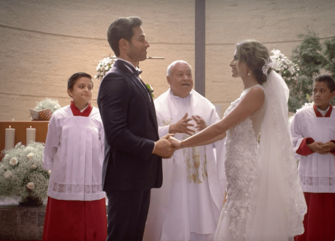 La última telenovela en la que se vio al galán en el altar fue en 'Papá a toda madre'. 
<br>
<br>Mauricio López-Garza Silvetti (Sebastián) estaba ya a punto de unir su vida a Miranda (
<b>Estefanía Ahumada</b>) cuando de repente llega una niña, Anifer (Regina Graniewicz) a interrumpir la boda y a revelar que es hija de él.
<br>
<br>En la vida real, Sebastián Rulli solamente se ha casado una vez con Cecilia Galliano, quien es madre de su único hijo Santiago. Actualmente, tiene una sólida relación con Angelique Boyer, ¿será que pronto habrá boda?