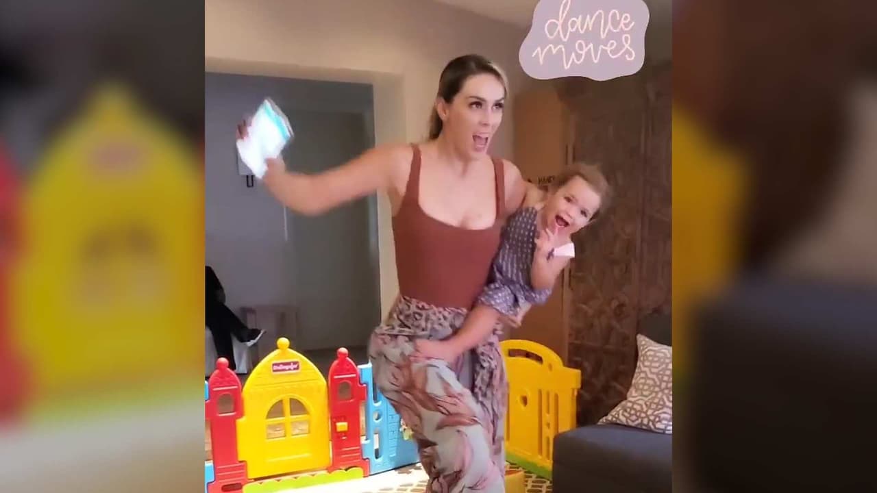 Mira lo mucho que se divierten Paula y su mamá, Jacky Bracamontes, bailando al ritmo de Elton John