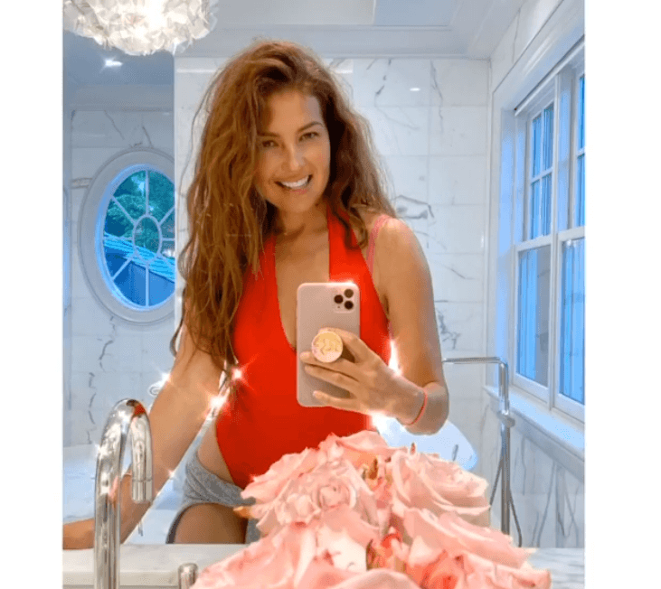 Otra famosa que ha presumido sus mejores looks en traje de baño es Thalía. Aunque la cantante mexicana ha lucido algunos modelos de dos piezas, la mayoría de su guardarropa de playa incluye bañadores completos.