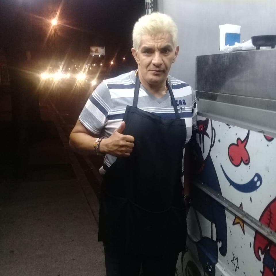 Shocker. El ídolo del ring, mil por ciento guapo, sufrió una fisura en la mandíbula que le afectó al habla en 2017. Eso lo obligó al retiro y desde entonces ha tenido que hacer otras cosas para salir adelante. Ahora, el exluchador vende tacos de carne al carbón cerca de la Arena México y ha logrado hacerse de una buena clientela. Tacos Shock, como se llama su negocio, ya está abierto de viernes a domingo, por lo que ha logrado sortear bien la crisis por covid-19.
