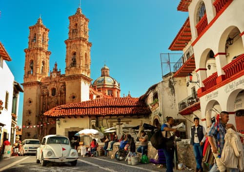 Taxco, Guerrero: Esta ciudad es famosa por su encanto colonial, por sus artesanías de plata y por estar rodeada de montañas.