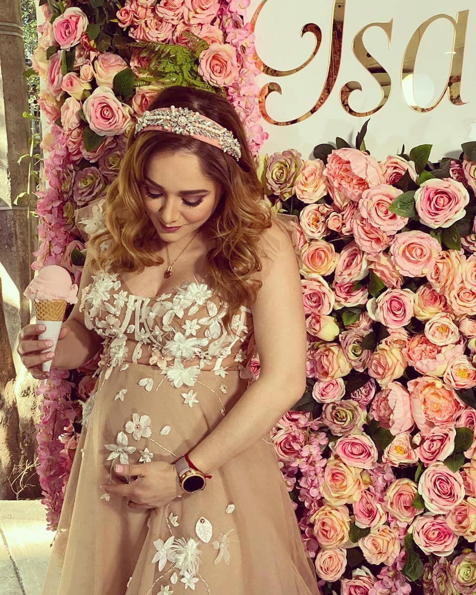 Para la apertura de la nueva sucursal de su negocio, Isabella Café, Sherlyn apareció con un vestido de la diseñadora Carolina Pérez. “¿Y todavía preguntan si los milagros existen? Hoy solo puedo decir gracias, gracias gracias por el amor, por la felicidad, por la paz, por la bendita vida que crece dentro de mí”, escribió en Instagram.