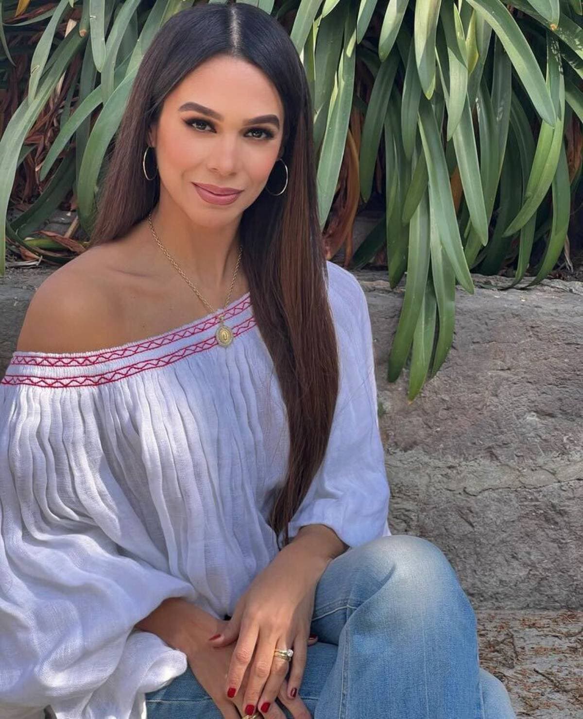 Biby Gaytán presume fotos familiares y le llueven halagos por lo joven que luce