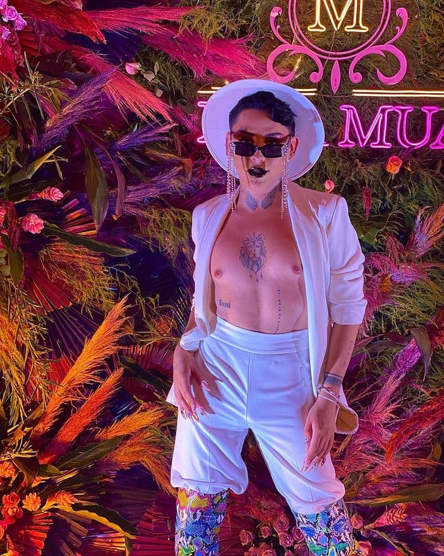 Sobre la definición sobre la "moda queer", se trata de una corriente que rechaza las clasificaciones en prendas, tendencias o estéticas a partir de una identidad de género u orientación.