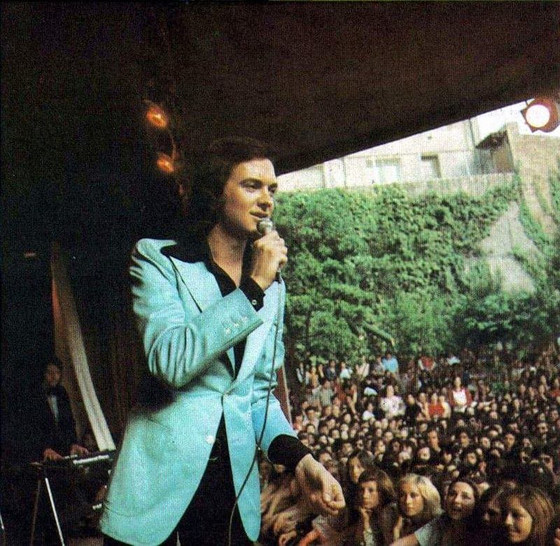 Realizó estudios de bellas artes y estudió una carrera musical a partir de la década de los 60; durante esos años se integró a grupos musicales de la escena madrileña, entre ellos los conjuntos Los Dayson y Los Botines.