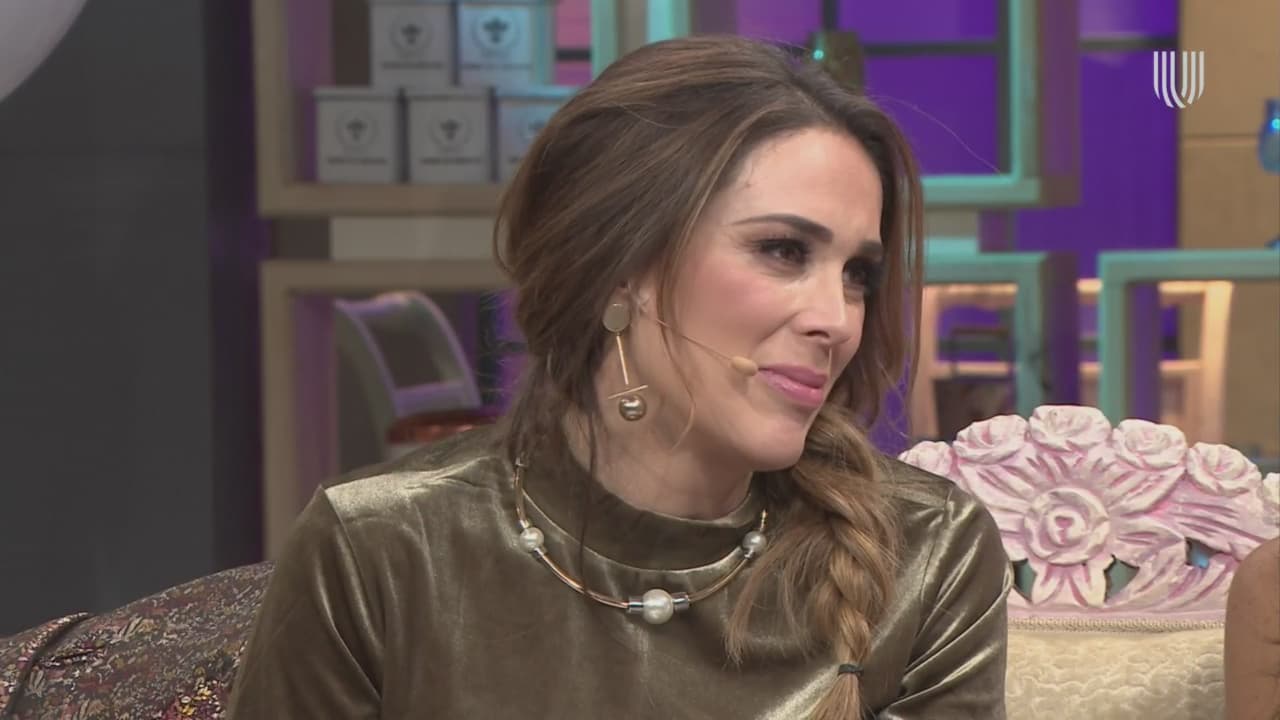 Jacqueline Bracamontes recibe hermosos mensajes de sus mejores amigas