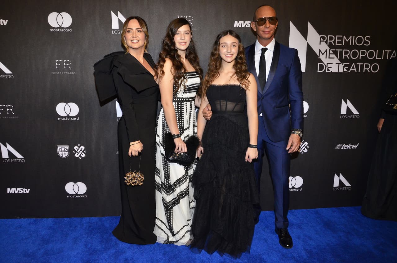 “Hoy por hoy, lo que predomina es el amor, lo que predomina es la familia y vamos por un mismo camino, nos apoyamos, nos admiramos y la verdad es que eso es bien importante. A veces, hay familias que se separan, pero yo creo que todos en un momento cuando se casan lo que quieren es estar juntos para toda la vida y de verdad nosotros también, creo que ha sido cuestión de suerte”, compartió la conductora en su paso por la alfombra roja de los Premios Metropolitanos de Teatro.