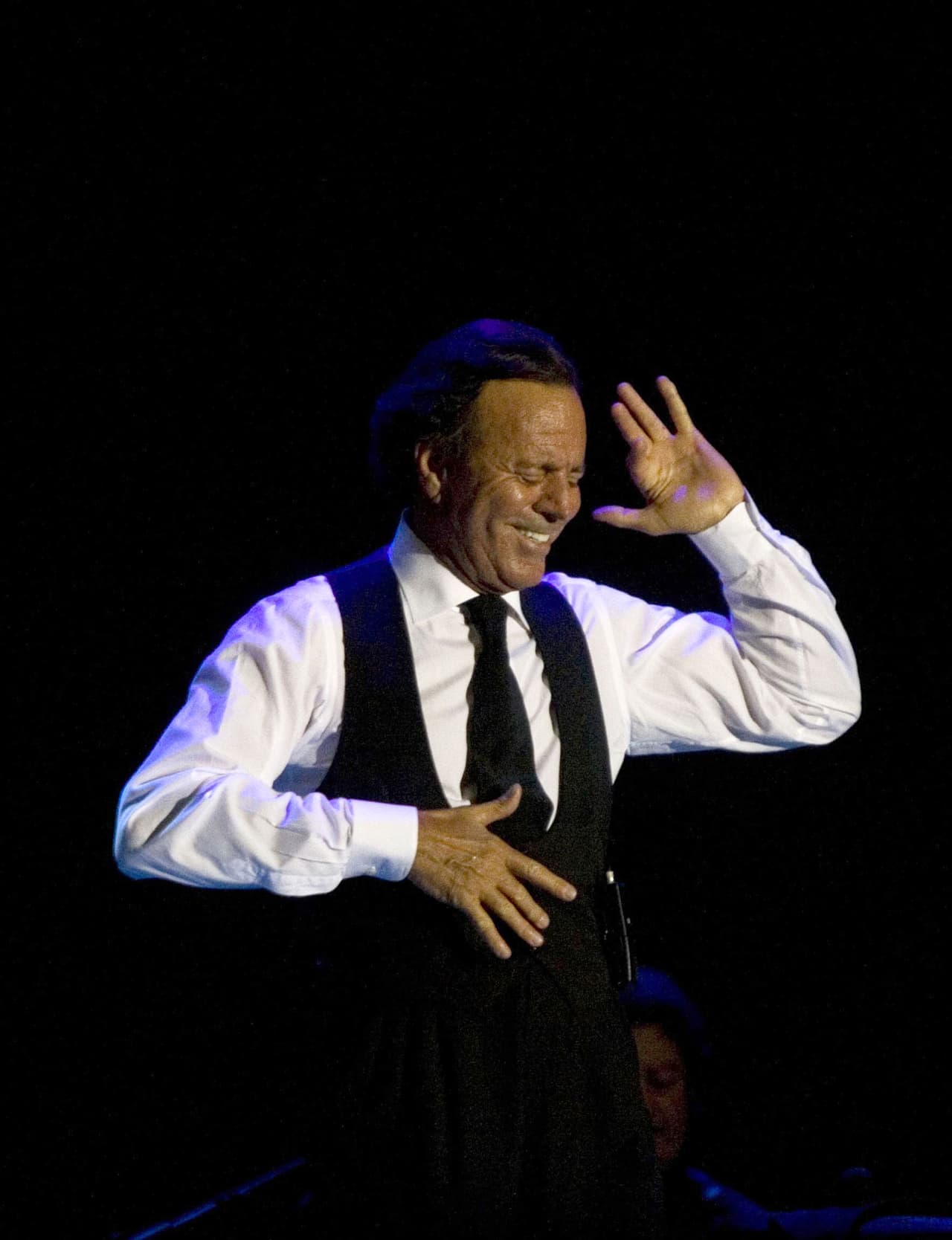 Julio Iglesias Puga, padre del cantante Julio Iglesias, fue secuestrado el 30 de diciembre de 1981 por la banda terrorista ETA, estando 20 días en cautiverio. “Fueron educados conmigo y me trataron correctamente. Jamás me explicaron los motivos del secuestro sólo me dijeron que se había pedido un rescate y que conociendo que detrás había mucho dinero confiaban en que mi hijo lo pagaría”, explicó el médico en su primera comparecencia pública.