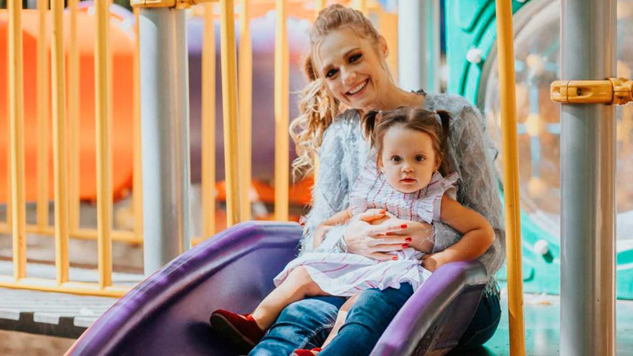 Masha, hija de Ana Layevska, ya aprendió a decir unas palabras en ruso