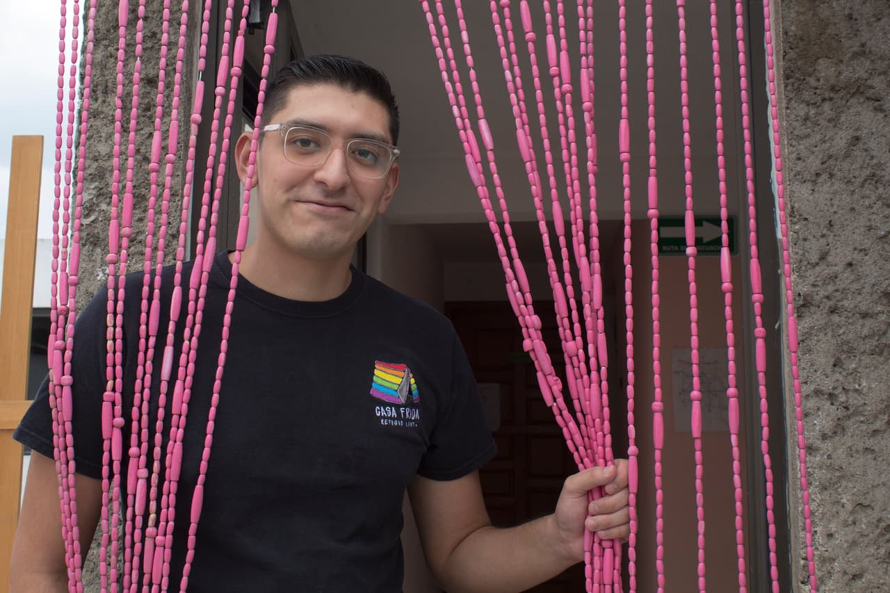 Francisco entre cortinas Casa Frida, 2021.