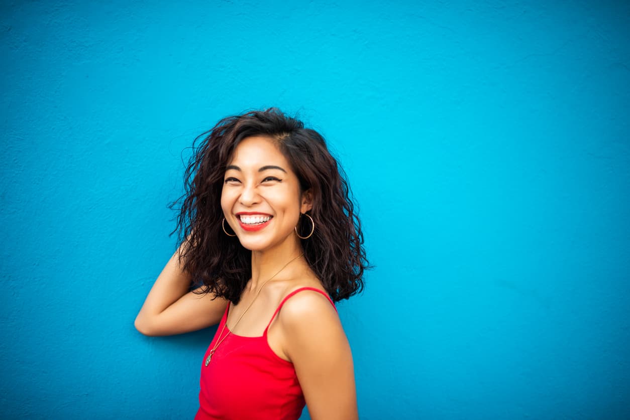 Desde los cortes micro-bob hasta el glamouroso y setentero estilo a la Jim Morrison, el 
<b>2021</b> se ha convertido en el año perfecto para sacarle 
<b>provecho a la textura natural de tu cabello</b> y presumir todo el volumen de las 
<b>melenas rizadas</b>. 
<br>
<br>Mira a continuación una galería con 11 de las mejores ideas de 
<b>cortes en tendencia</b> para unirte al método curly y lucir abundantes chinos en tu cabellera.