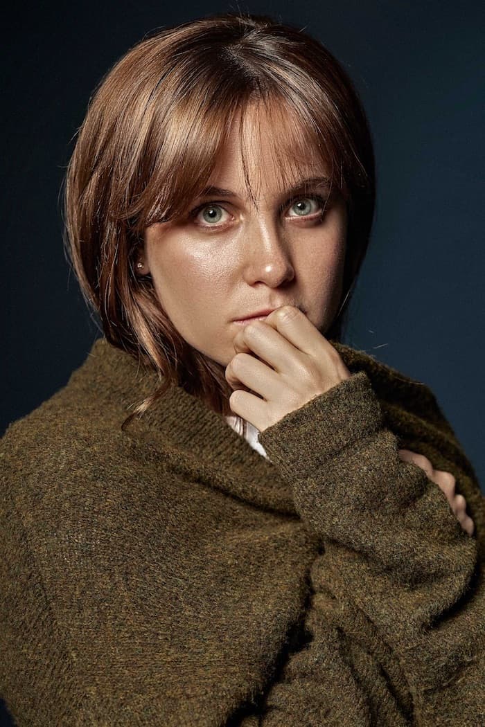 Uno de sus últimos trabajos que se le conocen es su actuación en la serie ‘
<b>Aquí en la Tierra’</b>, producida por Gael García Bernal, interpretando a Pía. La actriz cuenta que este papel fue un reto para ella, pues siempre ha sido activista en contra de los feminicidios y su papel es de una joven que sufre prostitución y abusos.