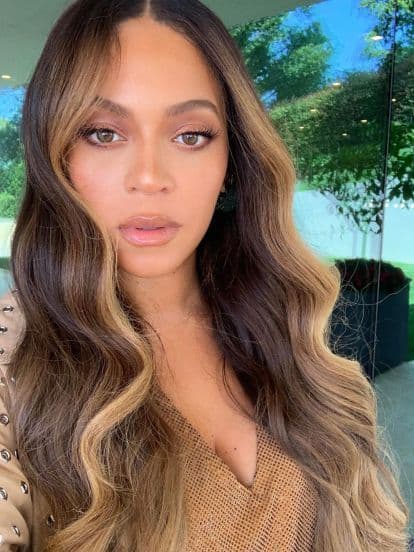 Al igual que en el más reciente look de cabello de Beyoncé, Marlene eligió un tono base en color beige o chocolate cenizo, mientras que sus babylights o mechas fueron doradas.