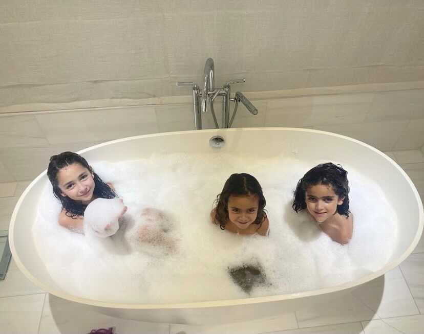 Aquí las princesas mayores de la pareja disfrutando de un baño en una lujosa bañera.
<br>