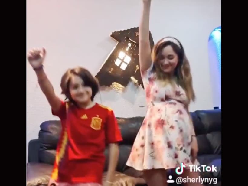En compañía de su sobrino Diego, la intérprete mexicana abrió su cuenta de TikTok el pasado 21 de abril, bailando al ritmo de ‘Laxed’ de Jawsh 685.