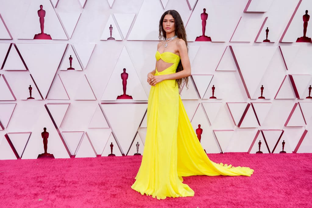 Una de las celebridades que se robaron la noche y pasarela en la alfombra roja de la ceremonia en un vestido amarillo canario, diseño de Valentino.